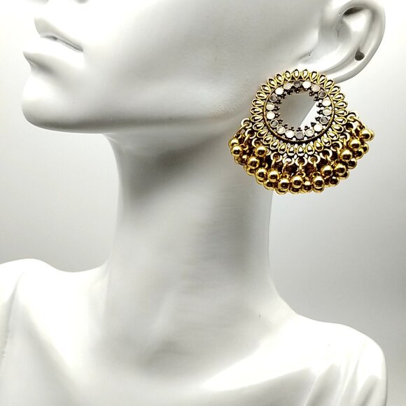 Vintage-style Ornate Round Golden Post-Stud Statement Earrings - Picture 9 of 11